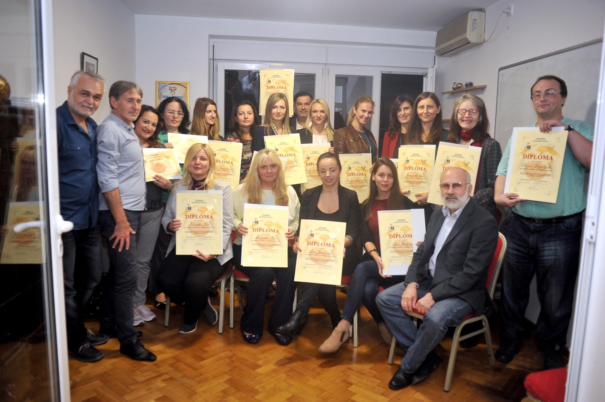 Grupa polaznika Škole kliringa sa diplomama