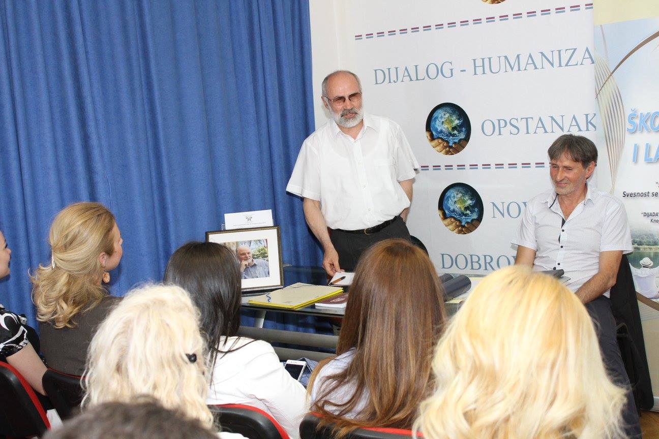 Grupna radionica - učesnici u krugu na predavanju