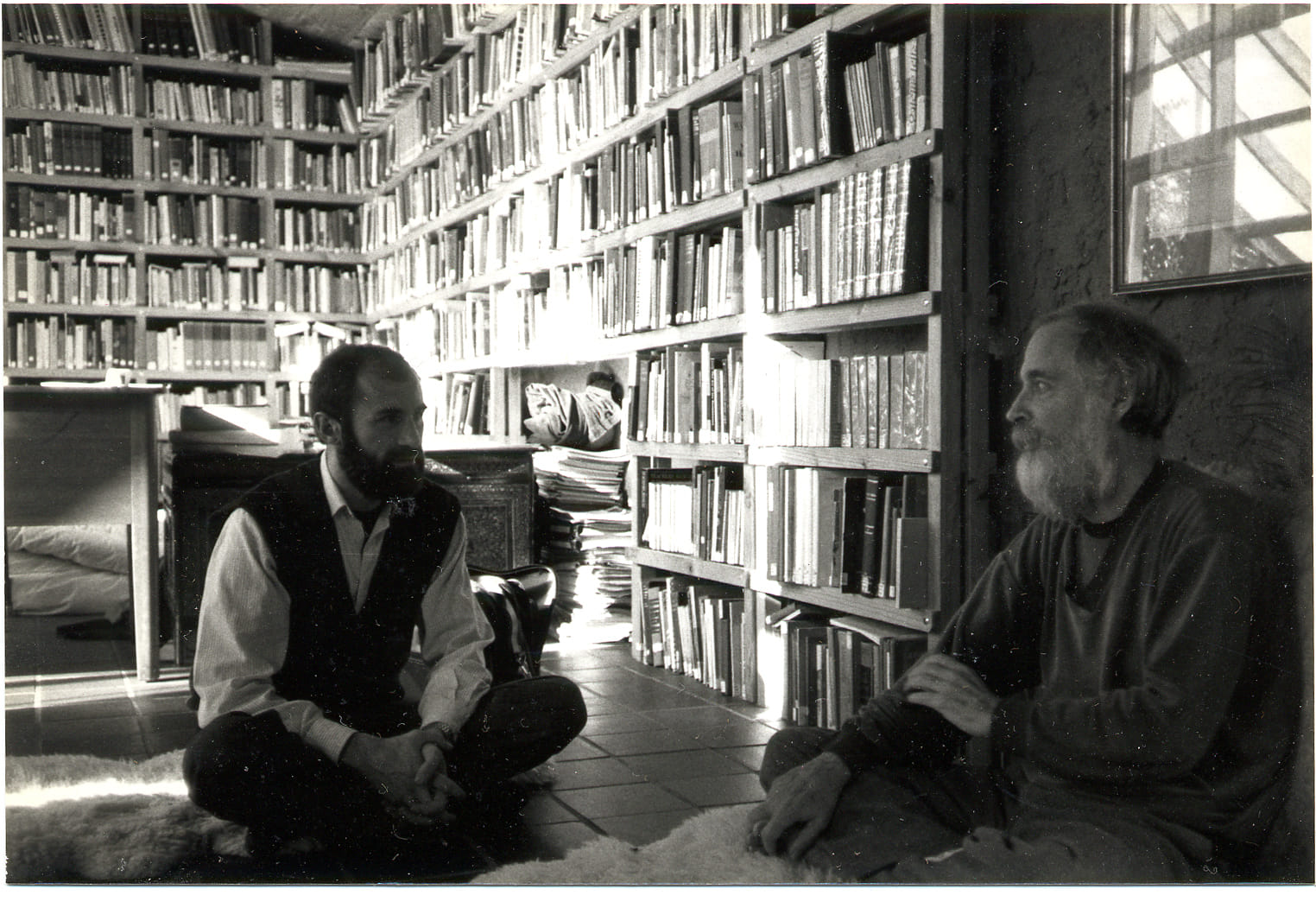 Desimir Ivanović sa Čarlsom Bernerom u biblioteci, Australija 1991.